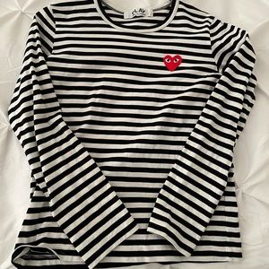COMME DES GARCONS PLAY
Stripe Red Heart Tee black and white stripe